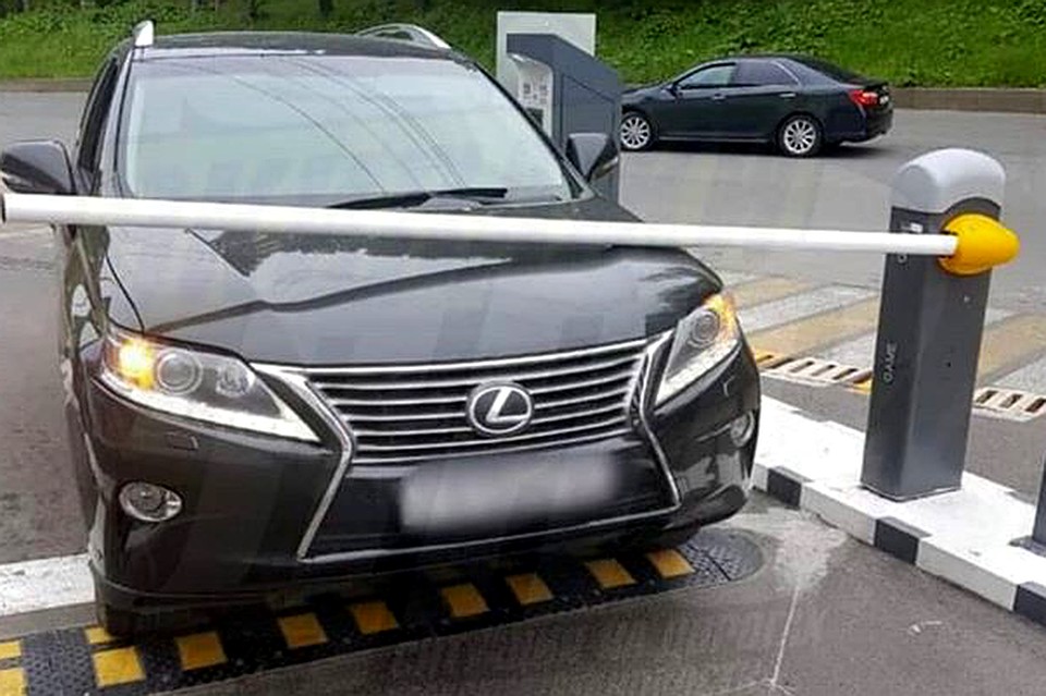 Шлагбаум упал на Lexus