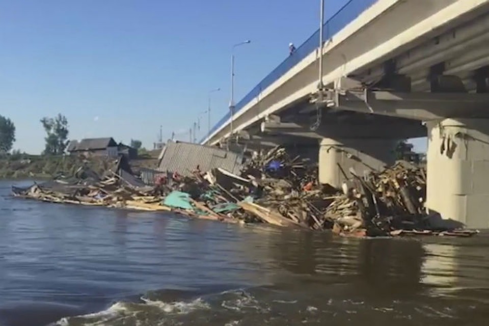 Наводнение в Иркутской области подтопленными остаются Тулун и поселок Октябрьский. Фото: ГУ МЧС России по Иркутской области.