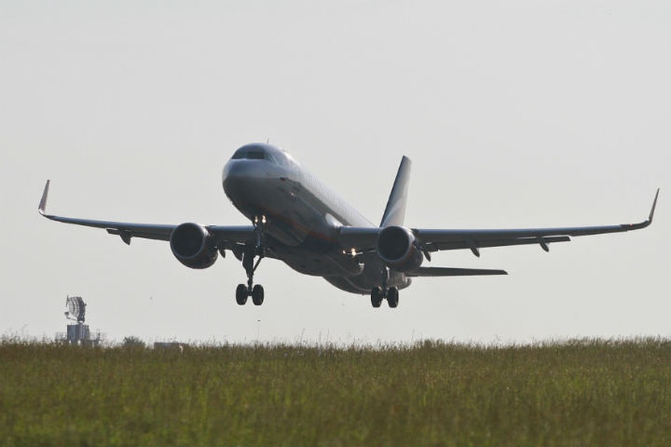 Cамолет рейсом Якутск-Новосибирск приземлился в Братске из-за смерти пассажирки