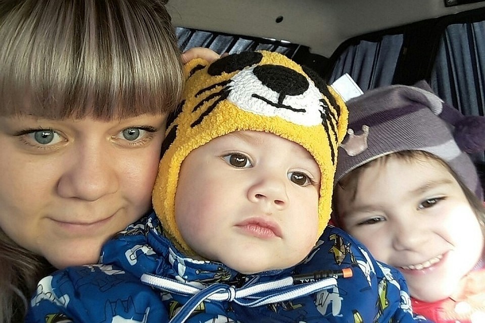 Елена перенесла уже четыре операции, а состояние детей пока оставляет желать лучшего.
