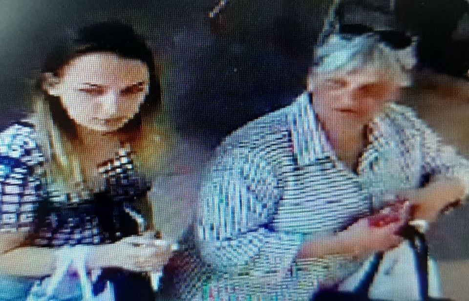 Женщины рассчитывались за свои покупки чужой банковской картой