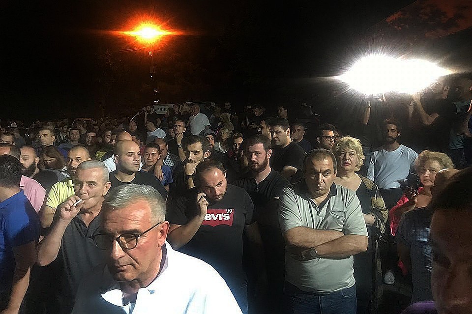 У здания телеканала "Рустави", в свою очередь, возобновился митинг, участники которого требуют увольнения телеведущего Георгия Габунии и директора телеканала Ники Гварамии.