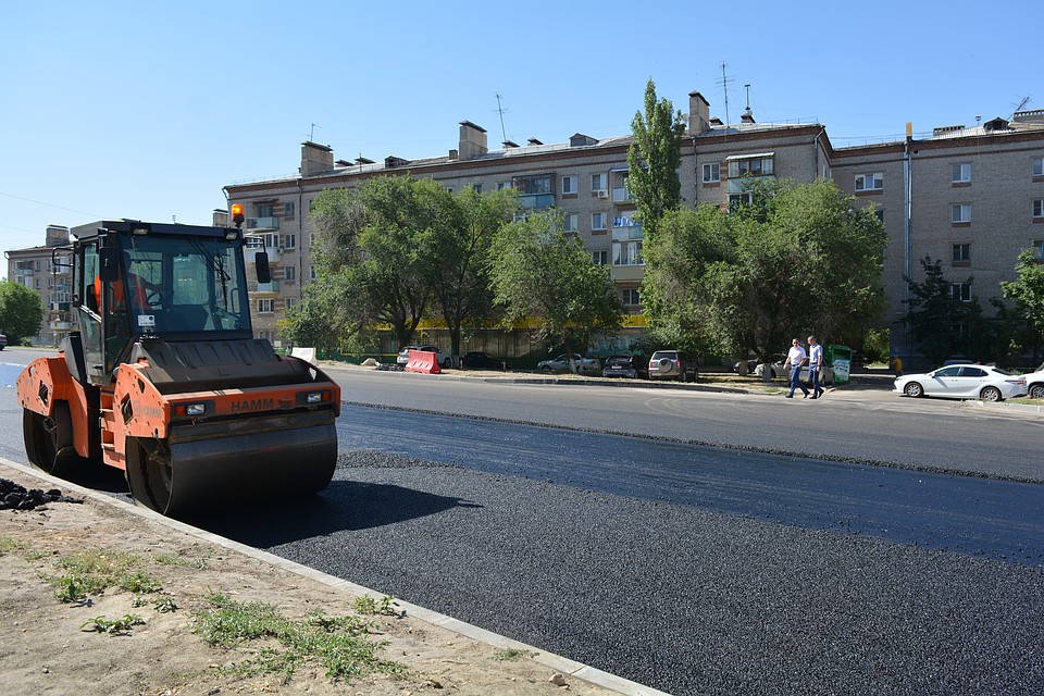 В середине лета ремонт идет на десятках городских дорог.