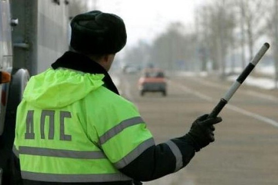 Сотрудники ГИБДД решили проверить документы у водителя, но тот протаранил их автомобиль. Фото: архив КП