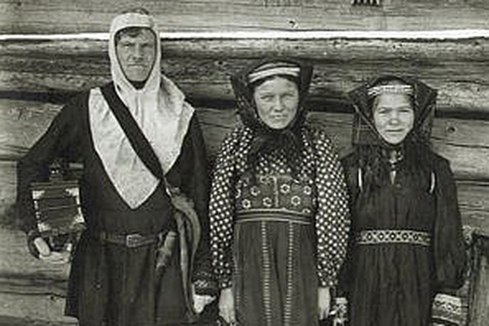 Коми-пермяки около своего дома.