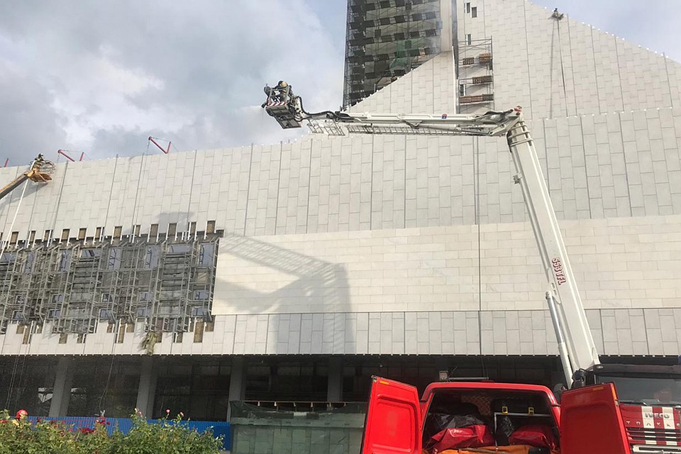 Пожар в музтеатре тушили более ста спасателей.