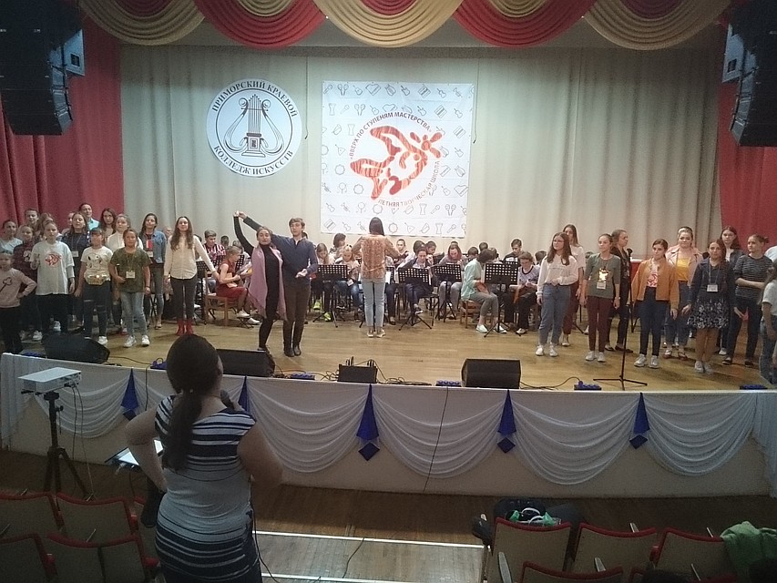 Идет репетиция сводного оркестра народных инструментов и хора.