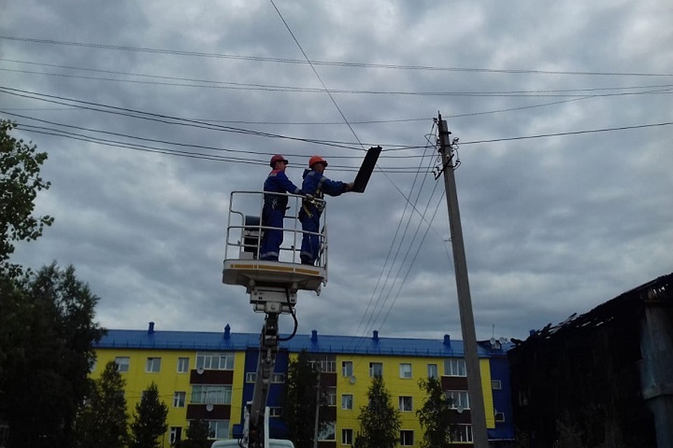 В Ноябрьске после жалоб горожан чердачную решетку, повисшую на проводах, сняли Фото: Администрация Ноябрьска