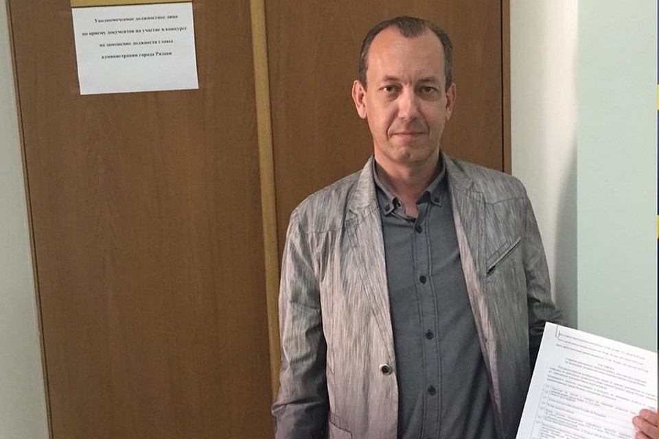 Больше 20 лет Павел Ахунов работает в муниципальной поликлинике детским врачом. Фото: vk.com/rznldpr