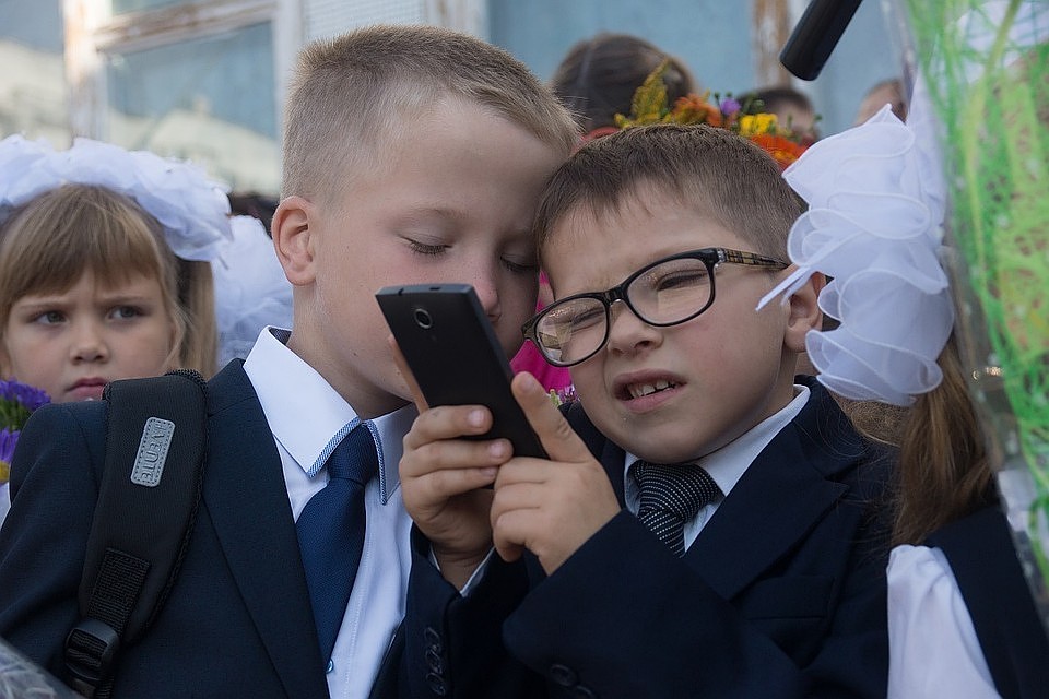 31% россиян скорее не поддерживает идею абсолютного запрета использования телефона в школе