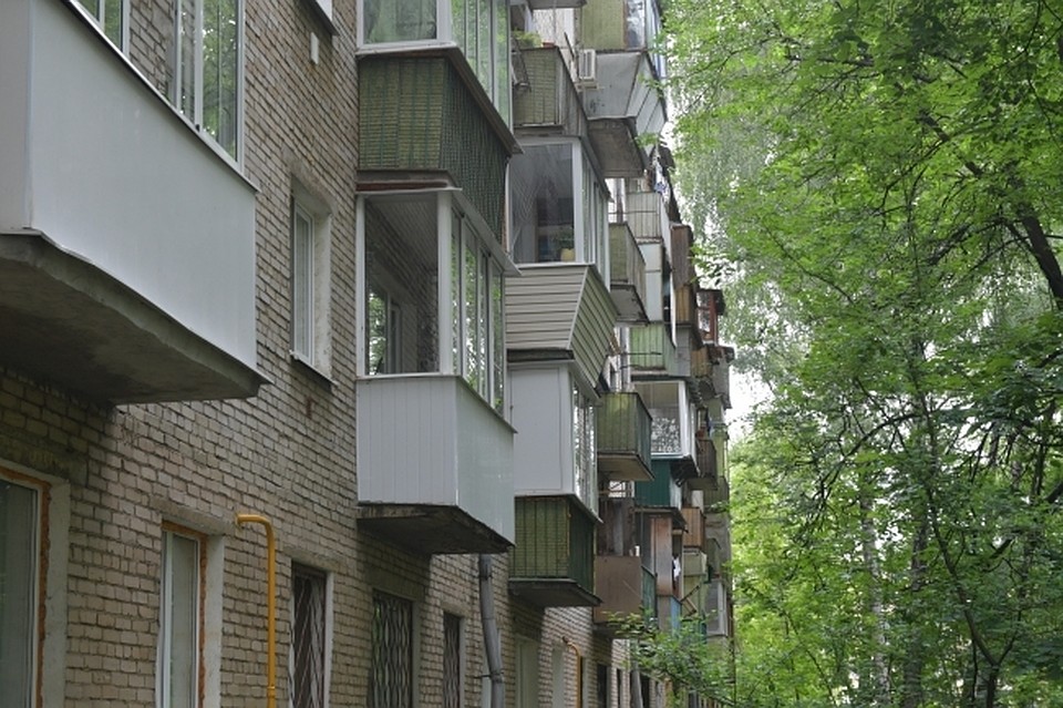 Должника выдала постиранная одежда, сушившаяся на балконе.