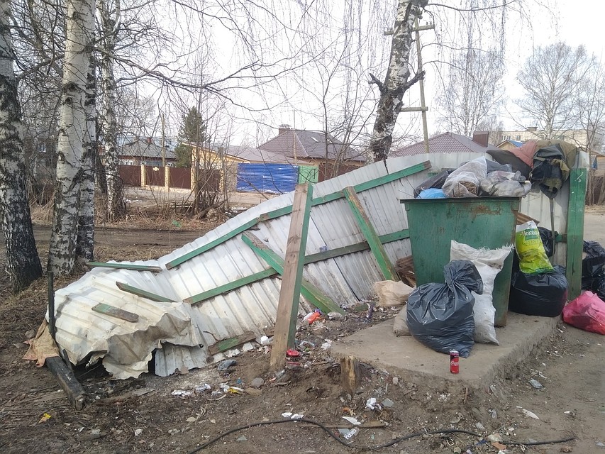 Ограждение площадки ТБО, которая находится в поселке Краснозатонском на перекрестке улиц Корабельная и Шолохова, развалилось еще зимой. Но до сих пор ее никто не привел в порядок.