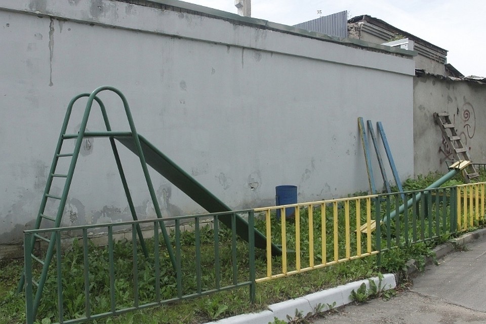Детская площадка выглядит удручающе