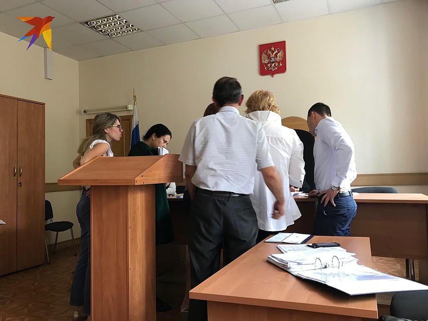 Участники процесса с интересом изучали документы предоставленные экспертами.