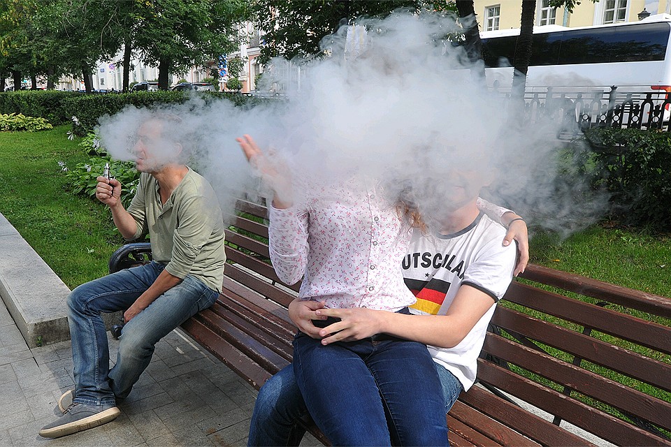 "Как бороться с курением? Есть два вида давления: убеждение и запреты. Третьего не дано".