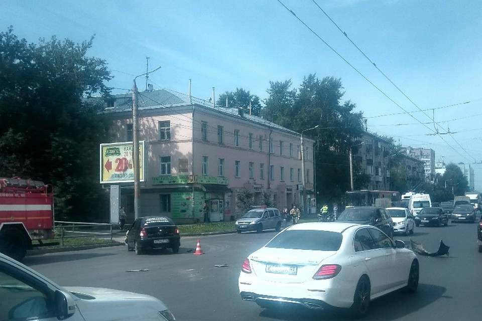 Мотоциклиста отбросило на автобус. Фото: vk.com/kirovdps