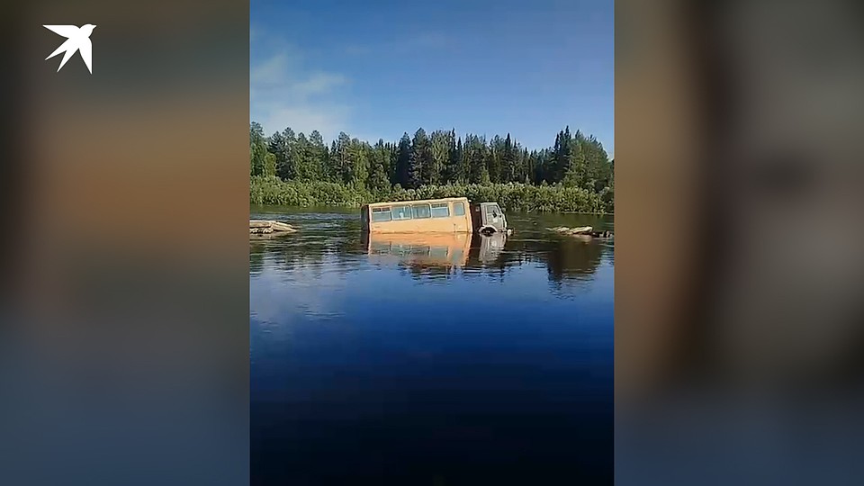 Поднявшаяся река унесла вниз по течению и понтонный мост, и большегрузы на нем