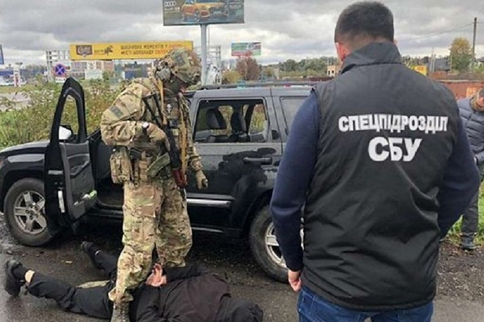 Мужчину на видео обвинили в участии в незаконных вооруженных формированиях. Фото: 24tv.ua
