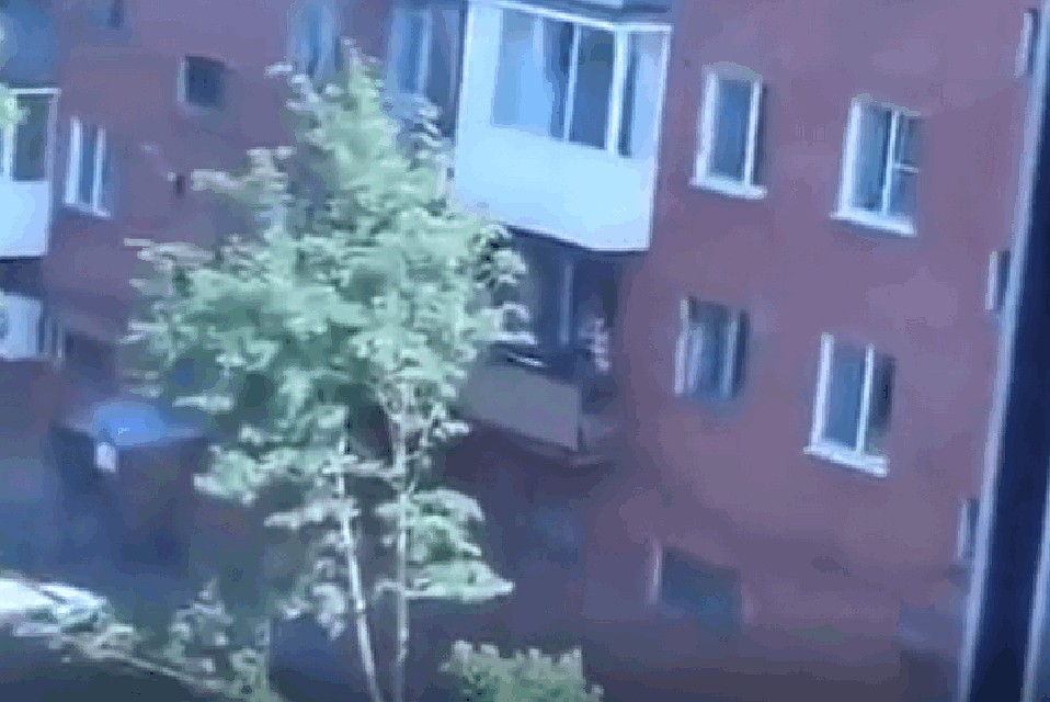 «Сронила колечко»: голая кемеровчанка дает концерты на балконе. ФОТО: кадр видео Instagram, "mreporter_kemerovo"