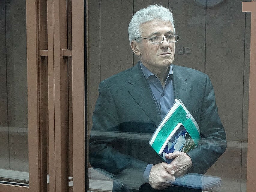 Василий Гончаренко признан виновным в получении взятки в размере 300 тысяч рублей.