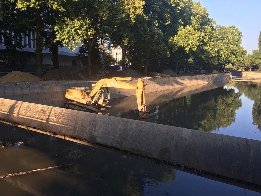 А потом рабочие помоют дно реки