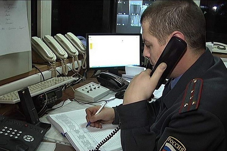Соседи устали слушать, как ребенок рыдает в запертой квартире и позвонили в полицию.