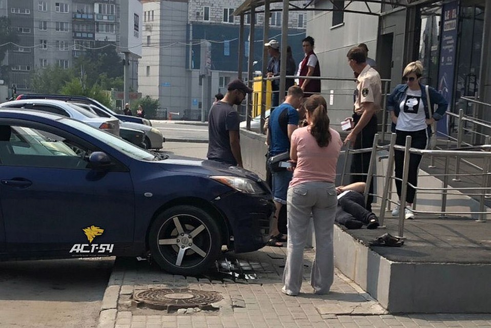 Женщина на "Мазде" перепутала педали, устроив ДТП.