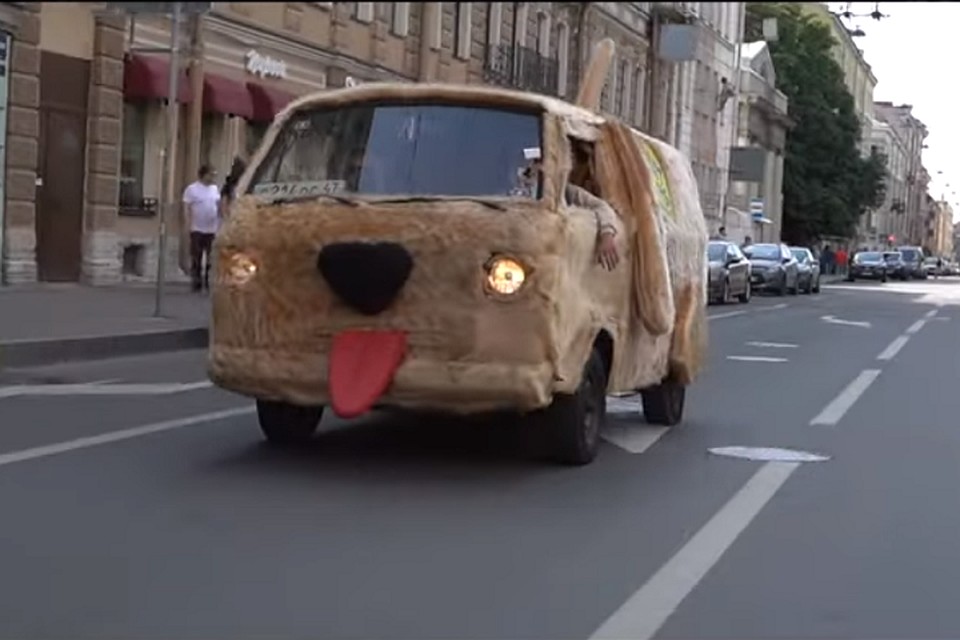 Мохнатый собакомобиль порадовал жителей Петербурга. Фото: Кадр из видео youtube.com/ TROYBAN SHOW