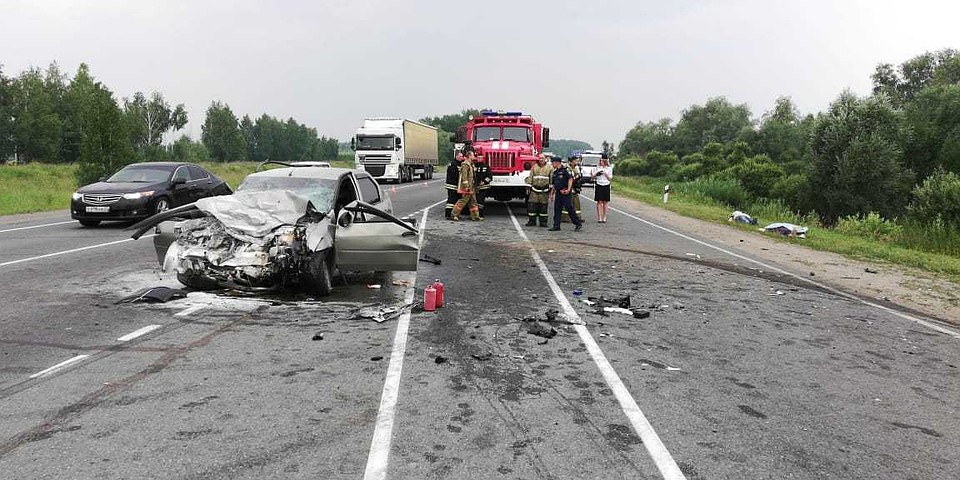 В страшной аварии на трассе под Омском пострадали 6 детей