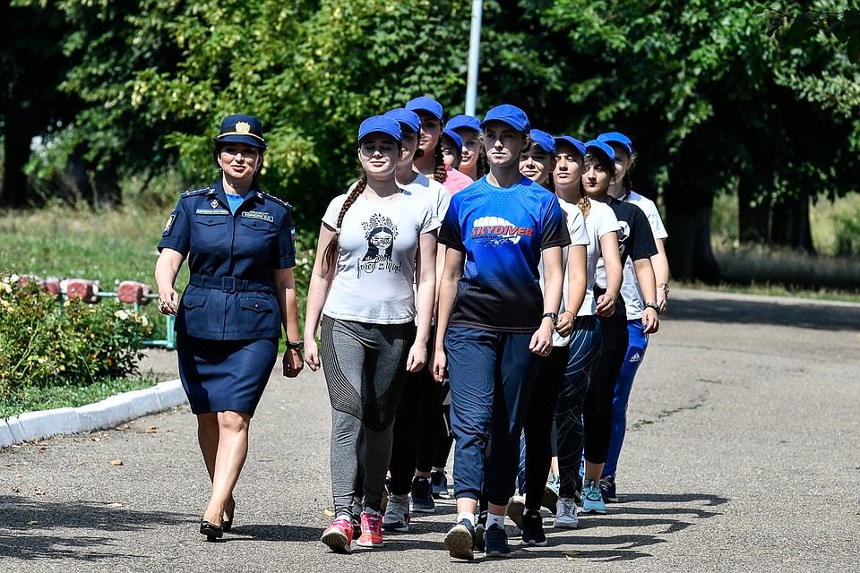 Большинство девчонок еще вчера сидели за школьной партой, но гражданскому вузу предпочли военное училище.
