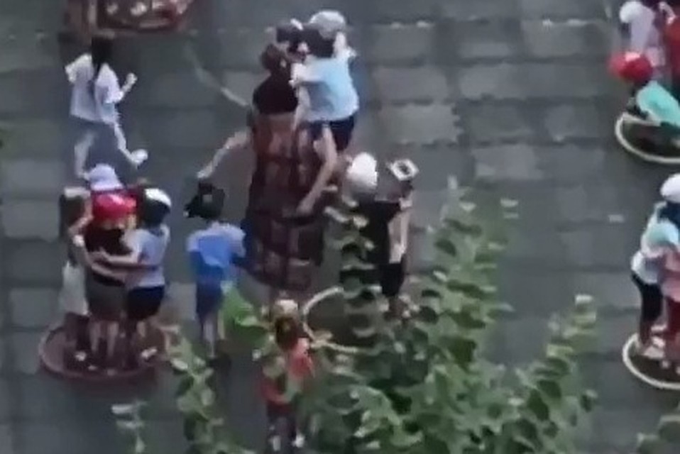 Воспитатель била детей тряпкой