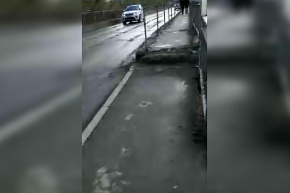 Мост находится в ужасном состоянии и требует ремонта. Стоп-кадр с видео.