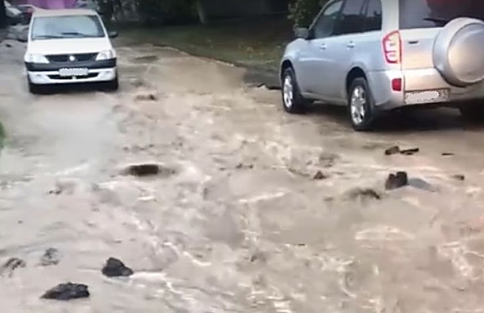 Потоки воды смыли асфальт с улицы. Стоп-кадр из видео группы ВК "Ростов Главный".