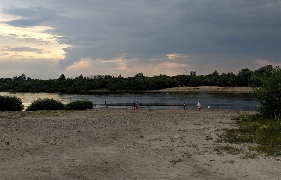 В Тюмени полицейский вовремя пришел на помощь и спас тонущую женщину.