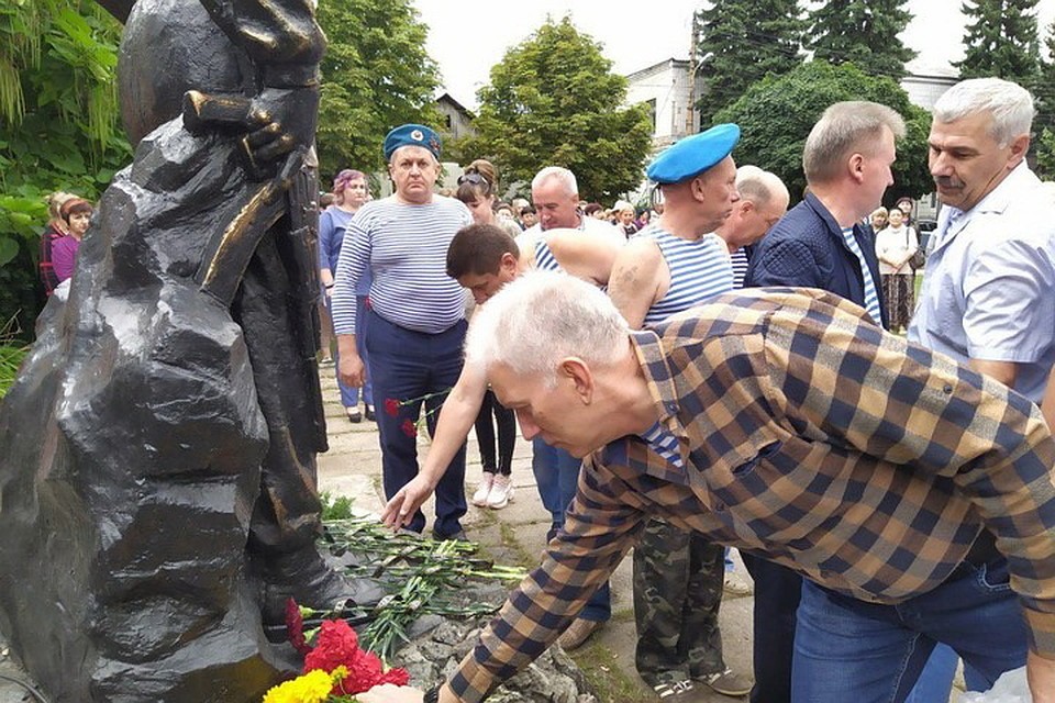 Участники митинга возложили цветы к монументу. Фото: ОД «ДР»