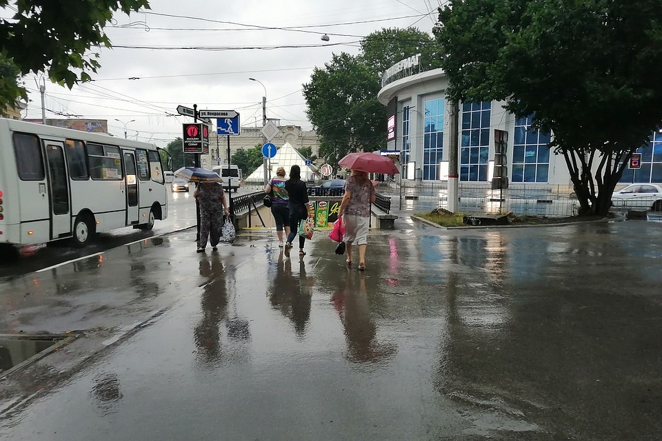 На улицу без зонта лучше не выходить.