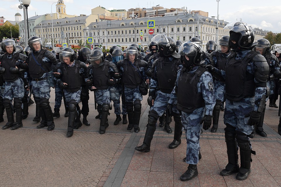 На несанкционированном митинге многие силовики прятали лица под масками. Ведь протестующие объявили на них охоту.