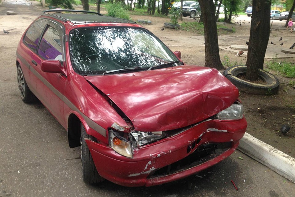 Бесправная автолюбительница в Хабаровске повредила сразу две припаркованные иномарки