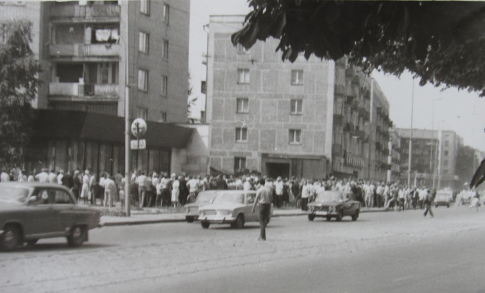 Калининград, водочная очередь у ресторана «Русский чай». 1985 год.