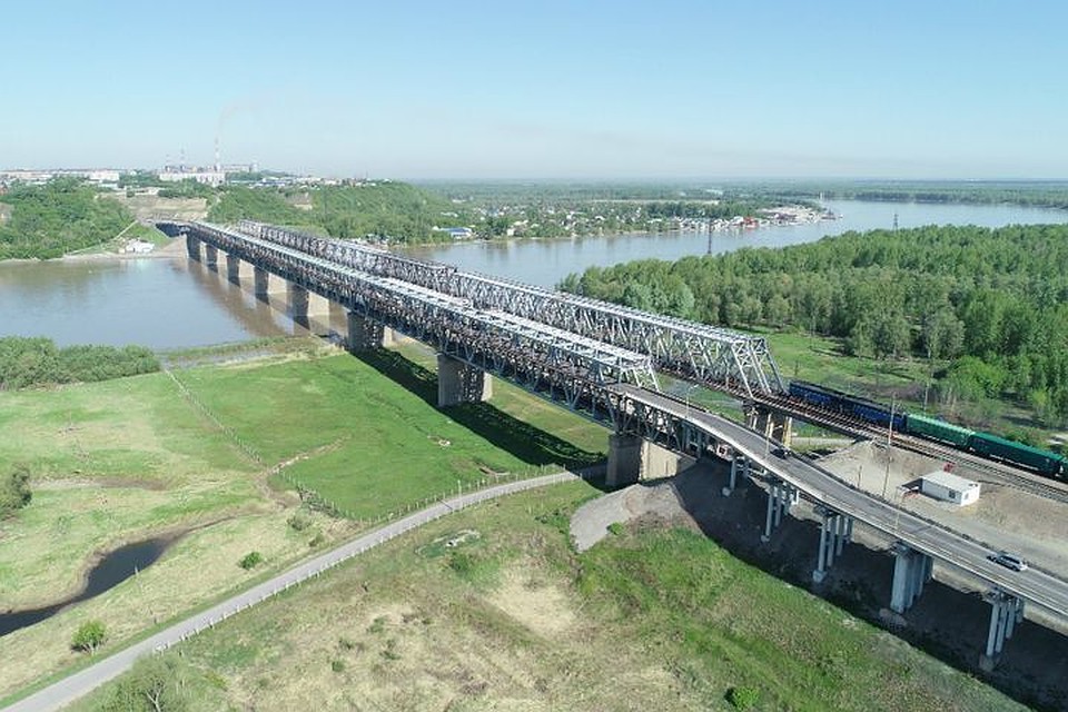 В Барнауле продлили ремонт старого коммунального моста через Обь.