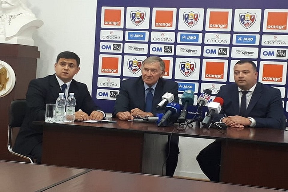 Семен Альтман (в центре) пообещал сделать все, чтобы наладить игру сборной.