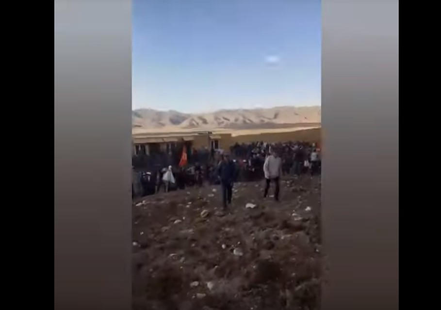Обе стороны стали закидывать друг друга камнями.