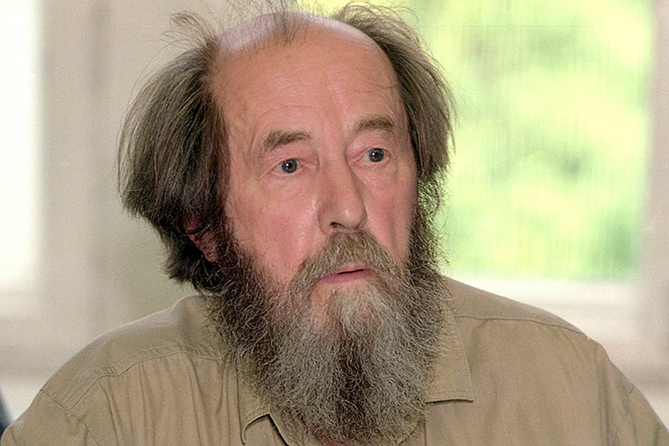 Солженицын - национальный диссидент, национальный пророк - учит нас чему-то очень простому и очень сложному одновременно