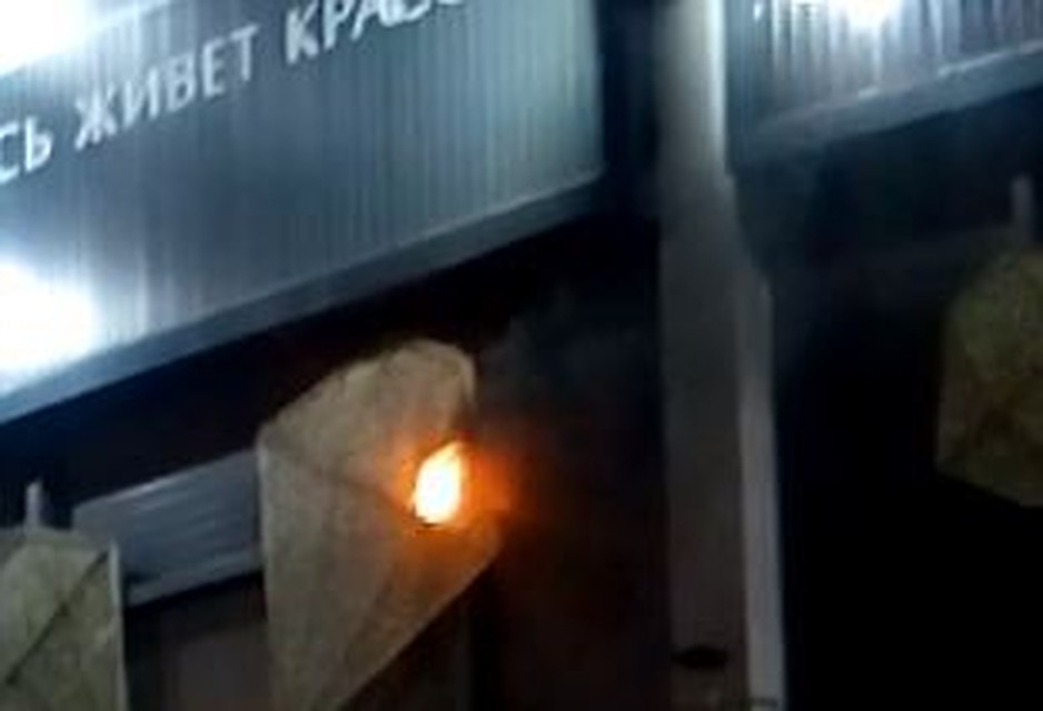 В Тюмени загорелась рекламная конструкция в одном из ТРЦ. Скриншот из видео.