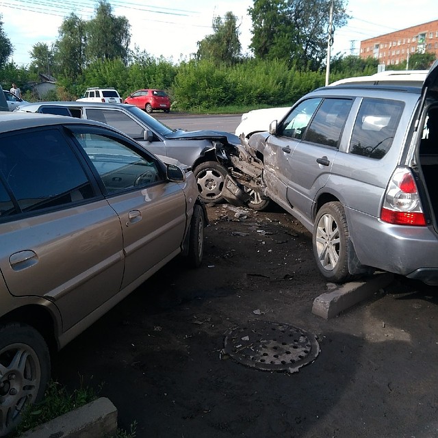 Машины серьезно повреждены.
