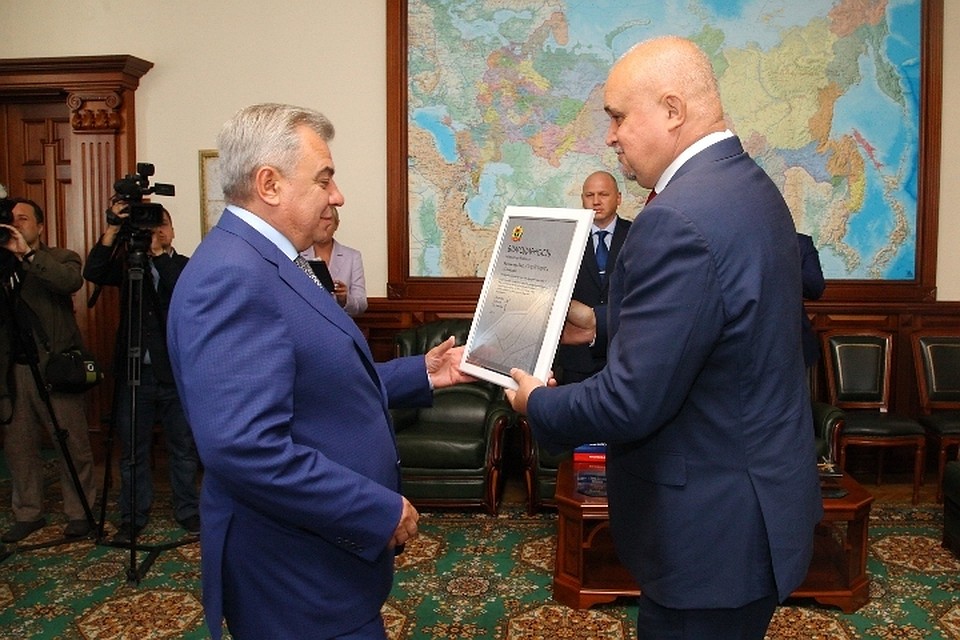 Сергей Цивилев вручил награду генеральому директору компании ЗАО "Стройсервис" Дмитрию Николаеву за проведенный международный рок-фестиваль Фото: Федор БАРАНОВ