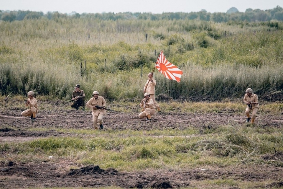 В реконструкции задействовано около сотни человек, а также боевая техника и гражданская авиация. Фото: администрация Благовещенска