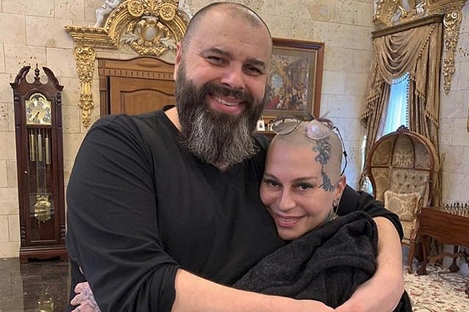 Скандал, который возник у певицы с продюсером, привел к тому, что собственного репертуара у нее теперь нет