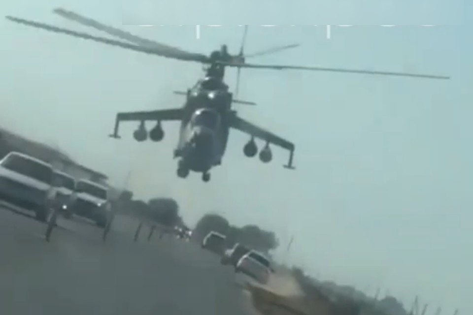 Военный вертолет прошел на бреющем, напугав водителей в Дагестане