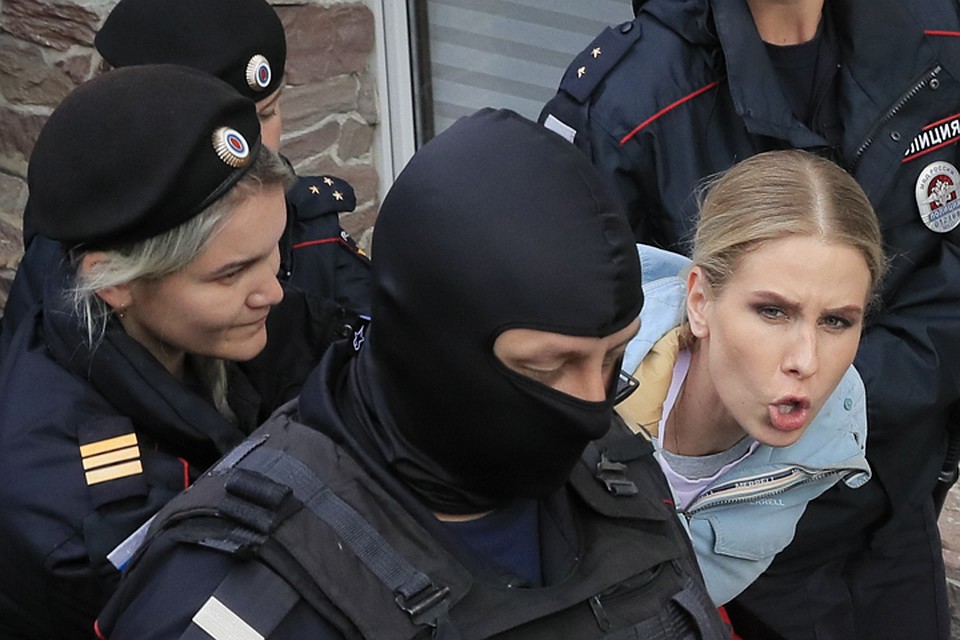 Любовь Соболь за пять минут до начала акции была задержана полицейскими в своем избирательном штабе, откуда она вроде бы намеревалась отправляться на акцию